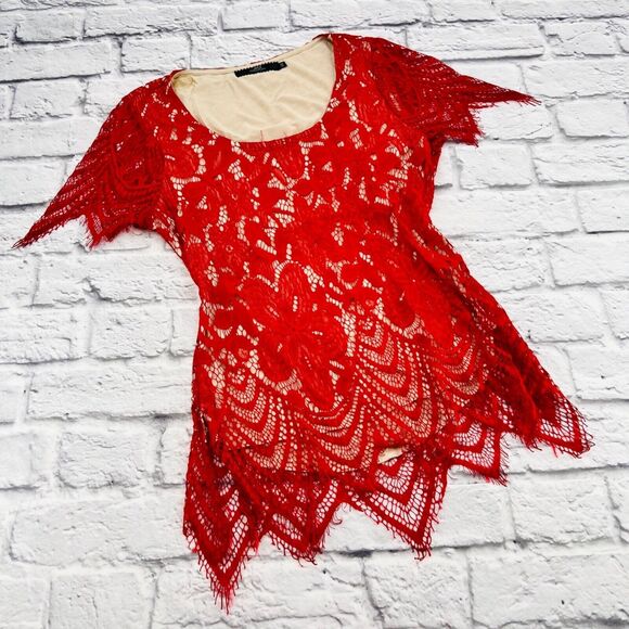 BKE Boutique Lace Overlay Top Women's Medium Red Short Sleeve Cut Out Back - Picture 1 of 11